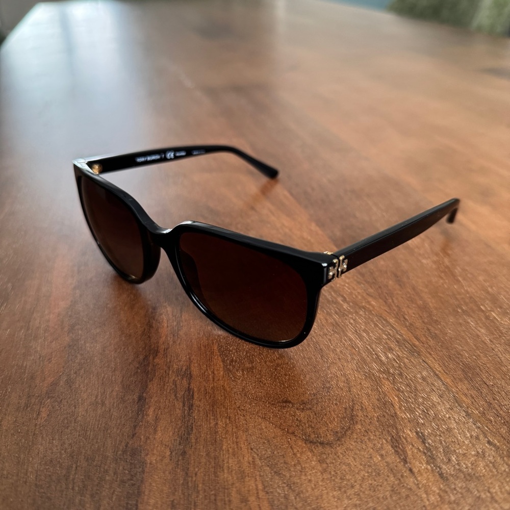 Tory Burch Polarized Black Sunglasses with case and pouch - Picture 7 of 7